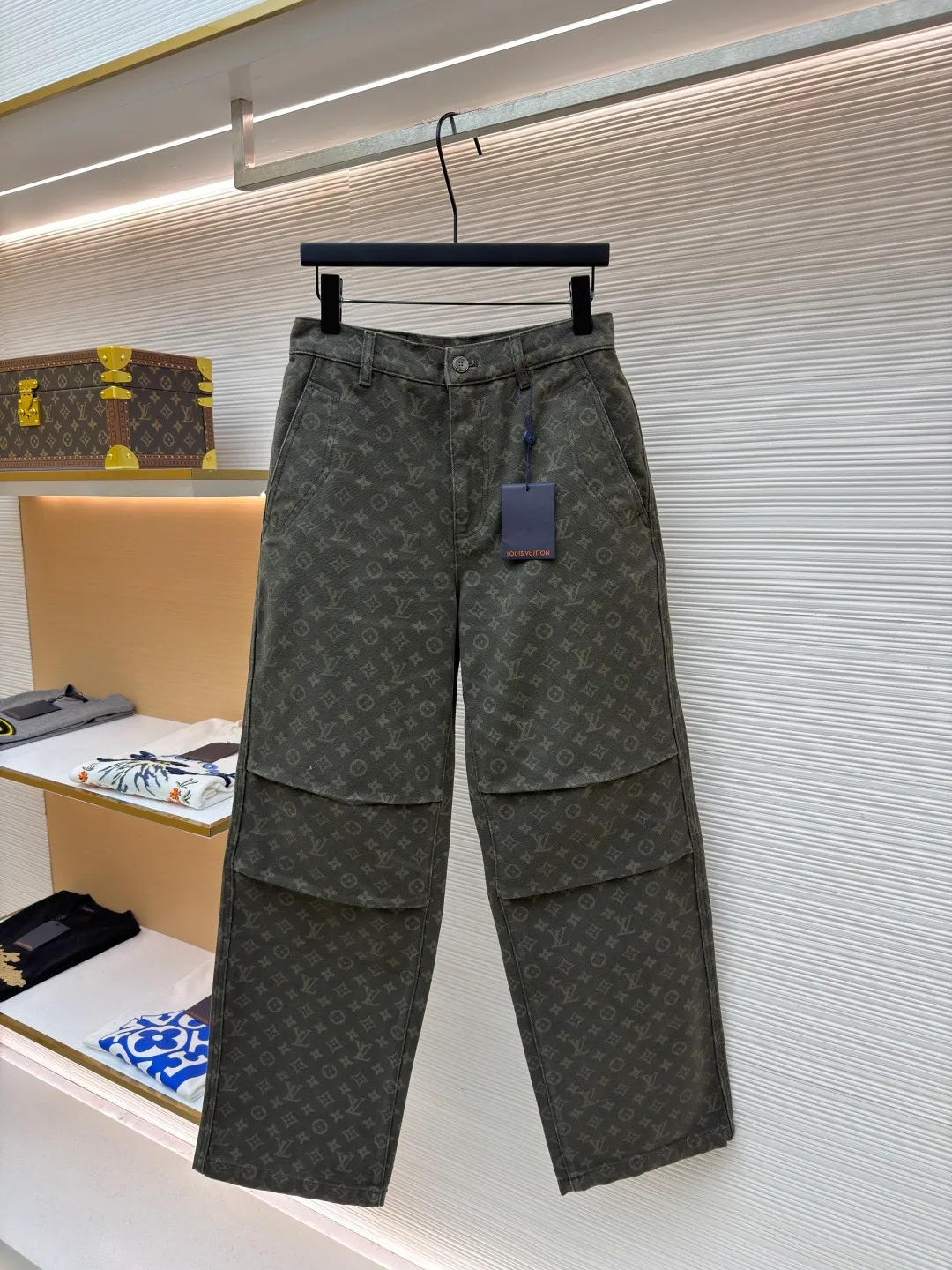 LOUIS VUITTON full-print jacquard pocket trousers and jeans ●Original version: Purchased and developed for 15900 ●Item number: 1682470-B45 ●Material: denim fabric ●Technology: jacquard production ●Color: vintage green ●Version: fitted version ●Weight: about 925 grams ●Size: 28-30-32-34-36 ●Description: These Louis Vuitton all-over printed presbyopia overalls are made of heavy twill denim. The fabric has been stone washed and distressed to create a soft and skeletal texture, while giving the pants a retro distressed tone. The body of the trousers adopts the all-over printing process of the brand's classic presbyopic pattern. The printing is processed by digital direct printing and high-temperature color fixation. The color reproduction is high and is not easy to fade and crack. The workwear-style large pockets are made with three-dimensional tailoring technology. The bag mouth is reinforced with double-needle stitching, which combines practicality and design. The waistband adopts a classic button-zipper opening and closing design, with adjustable trousers details. The trousers are straight-cut and have raw edges. The overall fabric processing and structural sewing follow the brand's high-end clothing technology. Every seam is precisely positioned to make the trousers crisp and durable, perfectly integrating classic presbyopic elements and workwear style. The overall wiring is straight and delicate, the fabric is comfortable and soft, and the color is consistent without color difference. It can be matched with the same style to create a fashionable look and control various occasions. Customized accessories, complete with three standards, same style for men and women!